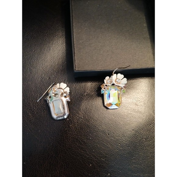 STUNNING! Gold White Flower Aurora Emerald Cut Earrings - Picture 5 of 7